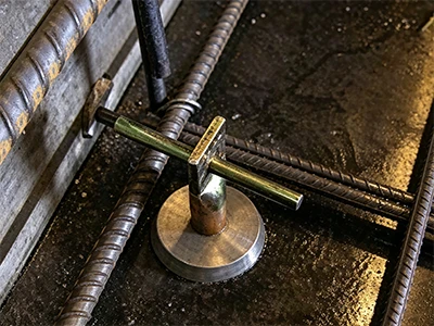 Do czego służy magnes wstawkowy w formach prefabrykowanych?